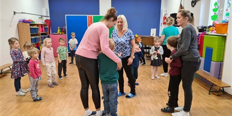 Powiększ grafikę: W grupie Kosmoludków odbyła się wyjątkowa zabawa integracyjna, w której uczestniczyły dzieci z niepełnosprawnością z Przedszkola nr 40 " Pod Sosnami "