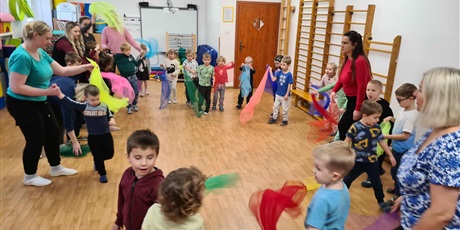 Powiększ grafikę: W grupie Kosmoludków odbyła się wyjątkowa zabawa integracyjna, w której uczestniczyły dzieci z niepełnosprawnością z Przedszkola nr 40 " Pod Sosnami "