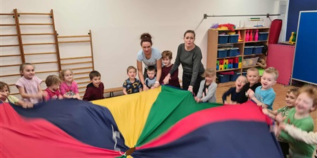 Powiększ grafikę: W grupie Kosmoludków odbyła się wyjątkowa zabawa integracyjna, w której uczestniczyły dzieci z niepełnosprawnością z Przedszkola nr 40 " Pod Sosnami " - zabawa z chustą