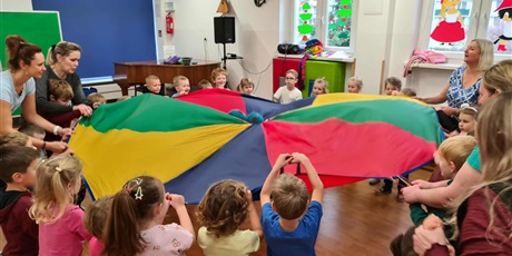Powiększ grafikę: W grupie Kosmoludków odbyła się wyjątkowa zabawa integracyjna, w której uczestniczyły dzieci z niepełnosprawnością z Przedszkola nr 40 " Pod Sosnami " - zabawa z chustą