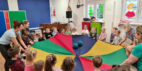 Powiększ grafikę: W grupie Kosmoludków odbyła się wyjątkowa zabawa integracyjna, w której uczestniczyły dzieci z niepełnosprawnością z Przedszkola nr 40 " Pod Sosnami " - zabawa z chustą