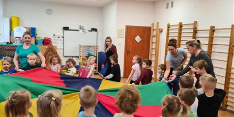 Powiększ grafikę: W grupie Kosmoludków odbyła się wyjątkowa zabawa integracyjna, w której uczestniczyły dzieci z niepełnosprawnością z Przedszkola nr 40 " Pod Sosnami " - zabawa z chustą