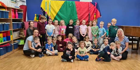 Powiększ grafikę: W grupie Kosmoludków odbyła się wyjątkowa zabawa integracyjna, w której uczestniczyły dzieci z niepełnosprawnością z Przedszkola nr 40 " Pod Sosnami " - zdjęcie grupowe
