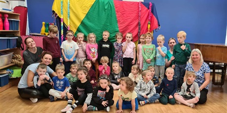 Zabawa integracyjna „Jesteśmy razem – pomagamy sobie wzajemnie”