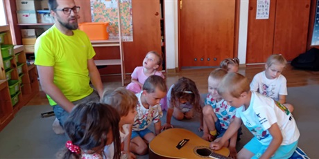 Powiększ grafikę: Na zdjęciu dzieci z grupy III i tata Franka