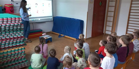 Powiększ grafikę: Bajkoludki podczas zajęć z paniami z Sanepidu.
