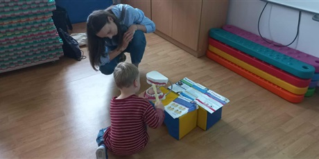 Powiększ grafikę: Bajkoludki podczas zajęć z paniami z Sanepidu.