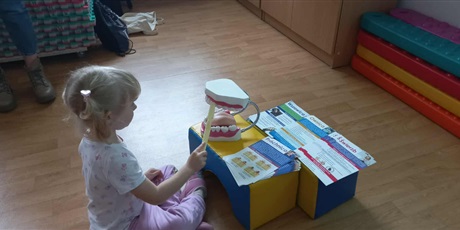 Powiększ grafikę: Bajkoludki podczas zajęć z paniami z Sanepidu.