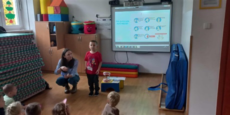Powiększ grafikę: Bajkoludki podczas zajęć z paniami z Sanepidu.