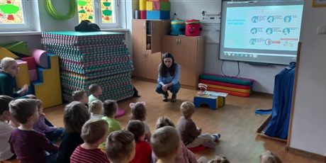 Powiększ grafikę: Bajkoludki podczas zajęć z paniami z Sanepidu.
