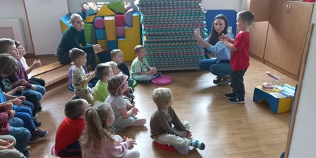 Powiększ grafikę: Bajkoludki podczas zajęć z paniami z Sanepidu.