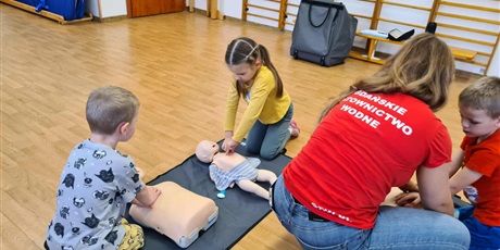 Powiększ grafikę: zajęcia z udzielania pierwszej pomocy przedmedycznej, które poprowadziła ratownik Pani Maja z Gdańskiego Ratownictwa Wodnego