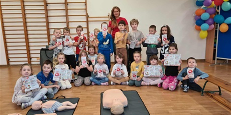 Powiększ grafikę: zajęcia z udzielania pierwszej pomocy przedmedycznej, które poprowadziła ratownik Pani Maja z Gdańskiego Ratownictwa Wodnego
