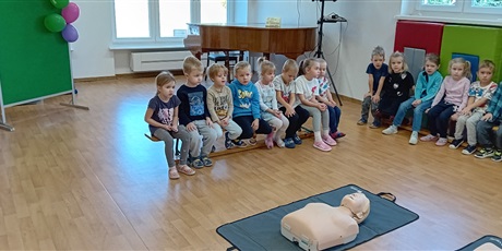 Powiększ grafikę: Zajęcia z udzielania pierwszej pomocy przedmedycznej, które poprowadziła ratownik Pani Maja z Gdańskiego Ratownictwa Wodnego - grupa III
