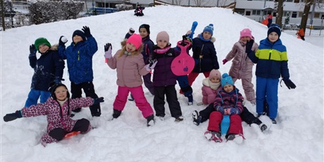 Powiększ grafikę: Zabawy na śniegu, dzieci zjeżdżały z górki na jabłuszkach, karmiły ptaszki i lepiły bałwana