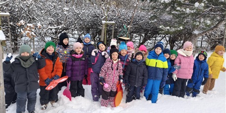 Powiększ grafikę: Zabawy na śniegu, dzieci zjeżdżały z górki na jabłuszkach, karmiły ptaszki i lepiły bałwana