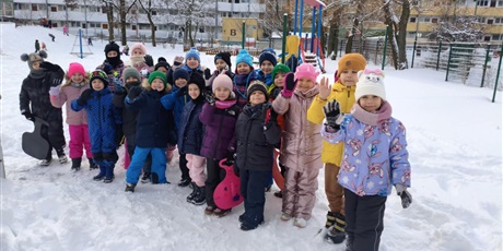 Powiększ grafikę: Zabawy na śniegu, dzieci zjeżdżały z górki na jabłuszkach, karmiły ptaszki i lepiły bałwana