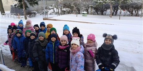 Powiększ grafikę: Zabawy na śniegu, dzieci zjeżdżały z górki na jabłuszkach, karmiły ptaszki i lepiły bałwana