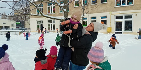 Powiększ grafikę: Zabawy na śniegu, dzieci zjeżdżały z górki na jabłuszkach, karmiły ptaszki i lepiły bałwana