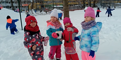 Powiększ grafikę: Zabawy na śniegu, dzieci zjeżdżały z górki na jabłuszkach, karmiły ptaszki i lepiły bałwana