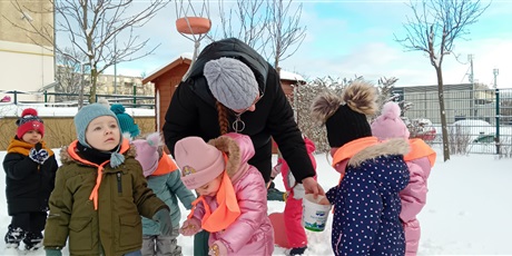 Powiększ grafikę: Zabawy na śniegu, dzieci zjeżdżały z górki na jabłuszkach, karmiły ptaszki i lepiły bałwana