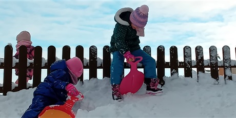 Powiększ grafikę: Zabawy na śniegu, dzieci zjeżdżały z górki na jabłuszkach, karmiły ptaszki i lepiły bałwana