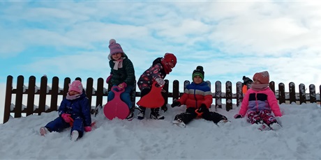 Powiększ grafikę: Zabawy na śniegu, dzieci zjeżdżały z górki na jabłuszkach, karmiły ptaszki i lepiły bałwana