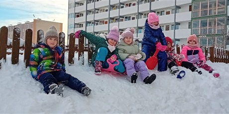 Powiększ grafikę: Zabawy na śniegu, dzieci zjeżdżały z górki na jabłuszkach, karmiły ptaszki i lepiły bałwana