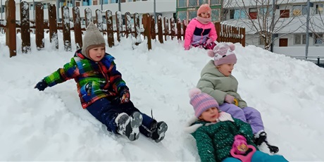 Powiększ grafikę: Zabawy na śniegu, dzieci zjeżdżały z górki na jabłuszkach, karmiły ptaszki i lepiły bałwana