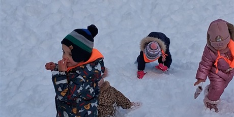 Powiększ grafikę: Zabawy na śniegu, dzieci zjeżdżały z górki na jabłuszkach, karmiły ptaszki i lepiły bałwana