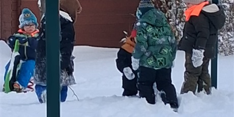 Powiększ grafikę: Zabawy na śniegu, dzieci zjeżdżały z górki na jabłuszkach, karmiły ptaszki i lepiły bałwana