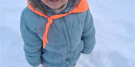 Powiększ grafikę: Zabawy na śniegu, dzieci zjeżdżały z górki na jabłuszkach, karmiły ptaszki i lepiły bałwana