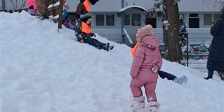Powiększ grafikę: Zabawy na śniegu, dzieci zjeżdżały z górki na jabłuszkach, karmiły ptaszki i lepiły bałwana