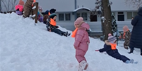 Powiększ grafikę: Zabawy na śniegu, dzieci zjeżdżały z górki na jabłuszkach, karmiły ptaszki i lepiły bałwana