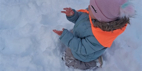 Powiększ grafikę: Zabawy na śniegu, dzieci zjeżdżały z górki na jabłuszkach, karmiły ptaszki i lepiły bałwana