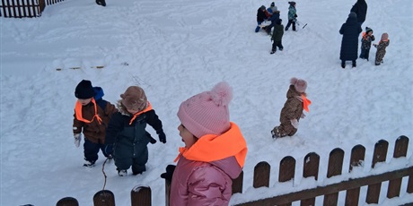 Powiększ grafikę: Zabawy na śniegu, dzieci zjeżdżały z górki na jabłuszkach, karmiły ptaszki i lepiły bałwana