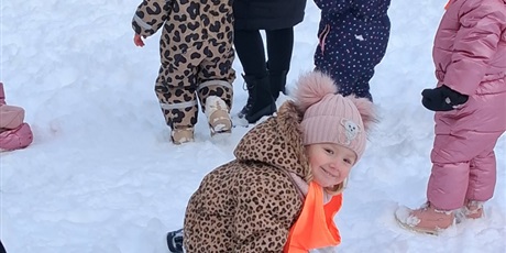 Powiększ grafikę: Zabawy na śniegu, dzieci zjeżdżały z górki na jabłuszkach, karmiły ptaszki i lepiły bałwana