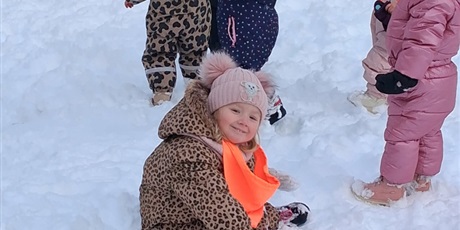 Powiększ grafikę: Zabawy na śniegu, dzieci zjeżdżały z górki na jabłuszkach, karmiły ptaszki i lepiły bałwana