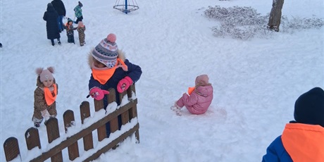 Powiększ grafikę: Zabawy na śniegu, dzieci zjeżdżały z górki na jabłuszkach, karmiły ptaszki i lepiły bałwana