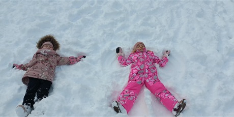 Powiększ grafikę: Zabawy na śniegu i dokarmianie ptaków.