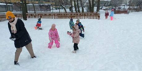 Powiększ grafikę: Zabawy na śniegu i dokarmianie ptaków.