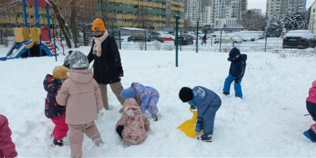 Powiększ grafikę: Zabawy na śniegu i dokarmianie ptaków.