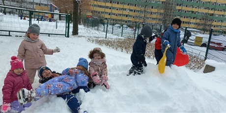 Powiększ grafikę: Zabawy na śniegu i dokarmianie ptaków.