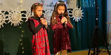 Powiększ grafikę: Na zdjęciu dwie dziewczynki z grupy IV podczas występu.